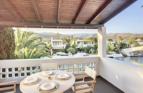 Plepi Apartment | Beachside Flat with Seaview and Family-Friendly Amenities
