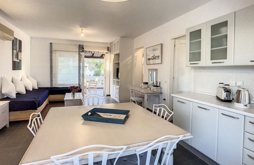 Plepi Apartment | Beachside Flat with Seaview and Family-Friendly Amenities