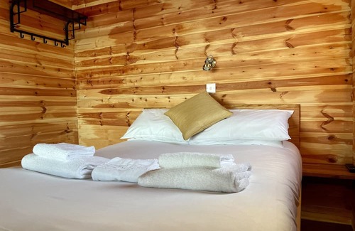 Boston Cabin | Welcoming Fishing Cabins on the Lakeside for Families & Pets