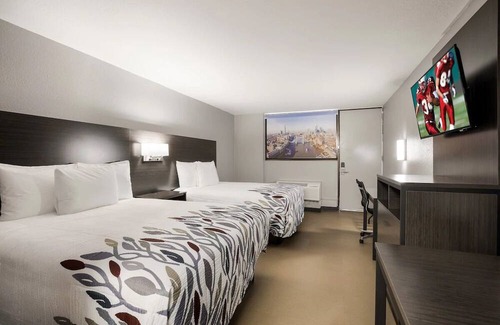 Alexandria House | Affordable Stay: Close to Alexandria Museum of Art, Free Parking, Pets Allowed!