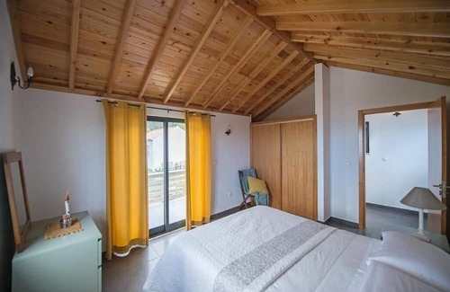 Praia do Norte House | Cozy Blue House with Ocean View & Breakfast Included