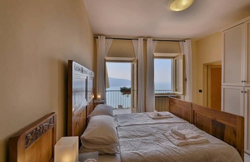 Oldesio Apartment | Lake View Apartment 'Kristi' with Private Terrace & Wi-Fi