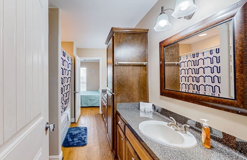 Gilchrist House | Pet-Friendly Retreat with Ocean Views & Streaming Services