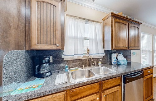 Gilchrist House | Pet-Friendly Retreat with Ocean Views & Streaming Services