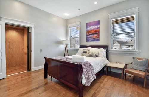 Heber House | MountainView AdventureHome | Hot Tub | 6br 4ba Sleeps 12 | ADA w/elevator & Pet Friendly | Lg Groups