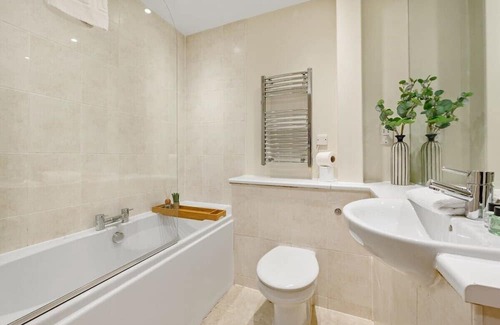 St George's Quarter Apartment | Top-Rated Family Retreat at Queen Square Apartment