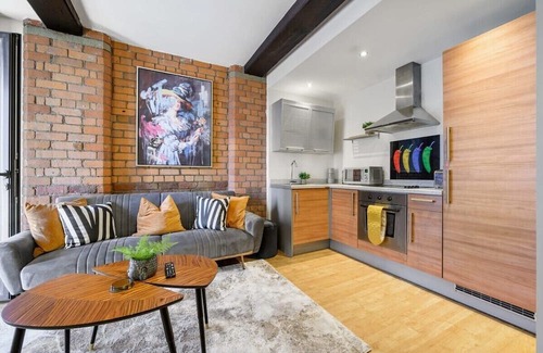 St George's Quarter Apartment | Top-Rated Family Retreat at Queen Square Apartment