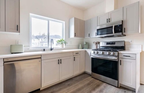 West Hills House | Guest Rated 10/10: Kings Landing - Family & Pet Friendly Stay