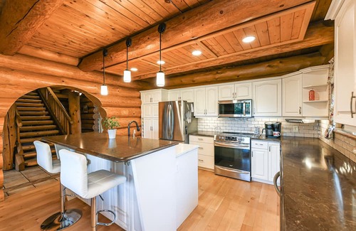 Courtenay House | Cozy Canadian Log Home with Private Oasis in Seal Bay