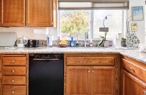 Elk Grove House | Cozy Modern Home Elk Grove RV access