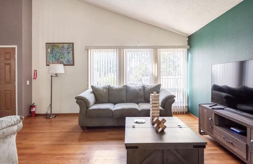 Elk Grove House | Cozy Modern Home Elk Grove RV access