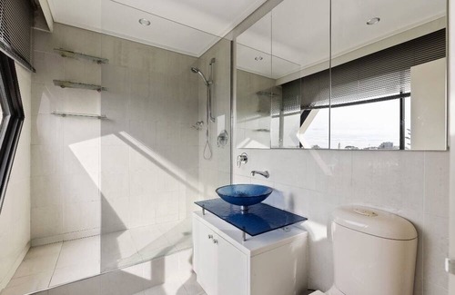 St Kilda Apartment | Beachfront 3BR Unit in St Kilda with Bay & City Views