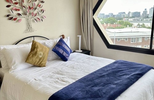 St Kilda Apartment | Beachfront 3BR Unit in St Kilda with Bay & City Views