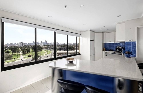 St Kilda Apartment | Beachfront 3BR Unit in St Kilda with Bay & City Views
