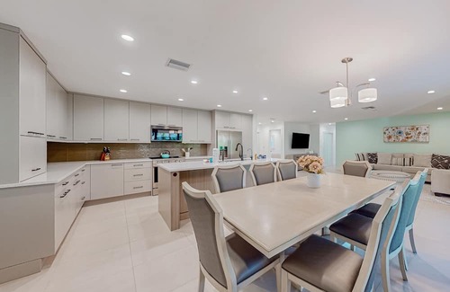 Central Naples House | Sunlit enchanting retreat with gorgeous yard & large patio - near beaches & golf