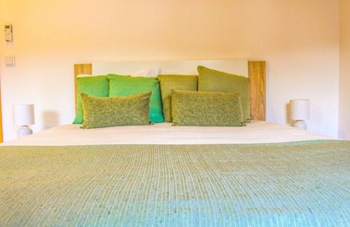Gois Cottage | Relaxing Room for Two Near River Beach in Góis