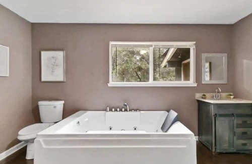 Auburn House | Inviting 2 Bedroom Retreat in Auburn CA - Pet Friendly Stay