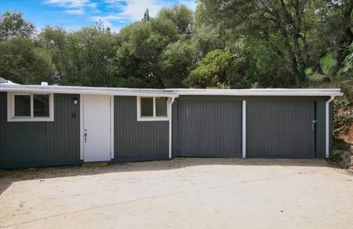 Auburn House | Inviting 2 Bedroom Retreat in Auburn CA - Pet Friendly Stay