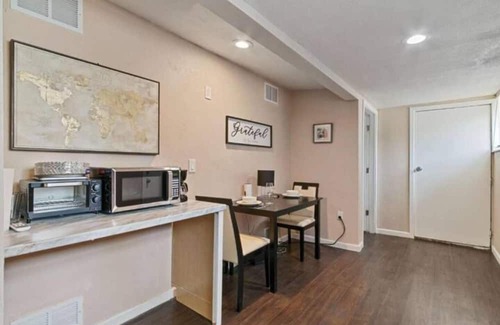 Auburn House | Inviting 2 Bedroom Retreat in Auburn CA - Pet Friendly Stay