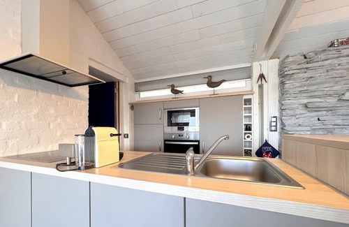 Harre House | Inviting House with Spa and Pool for Memorable Getaways