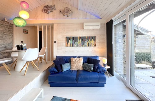 Harre House | Inviting House with Spa and Pool for Memorable Getaways