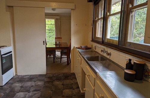 Deakin House | Classic Deakin Retreat: Family & Pet Friendly Escape