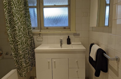 Deakin House | Classic Deakin Retreat: Family & Pet Friendly Escape