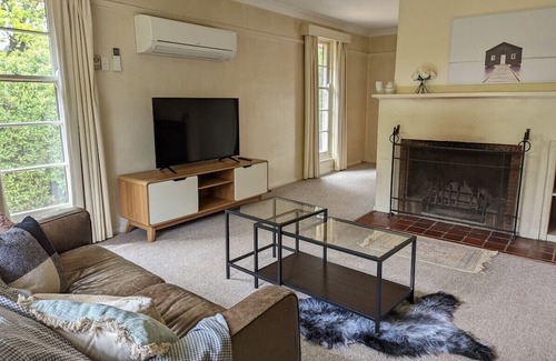 Deakin House | Classic Deakin Retreat: Family & Pet Friendly Escape