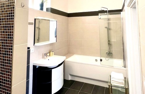 Baden Apartment | Holiday Apartment "Luxus In Baden Bei Wien" with Shared Garden & Wi-Fi
