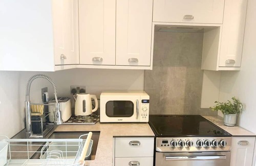 Horley Apartment | Cozy Retreat at The Studio at Michael House with Breakfast