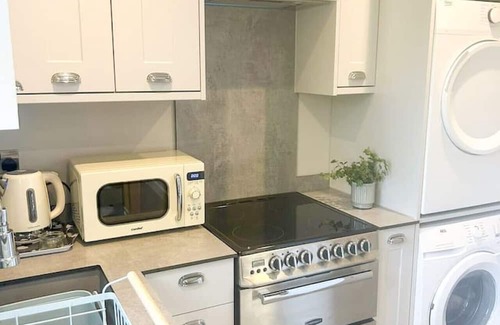 Horley Apartment | Cozy Retreat at The Studio at Michael House with Breakfast
