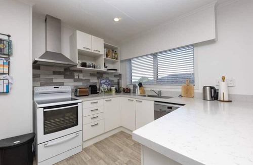 Glendowie House | St Heliers Gem: Beach and Scenic Routes Nearby