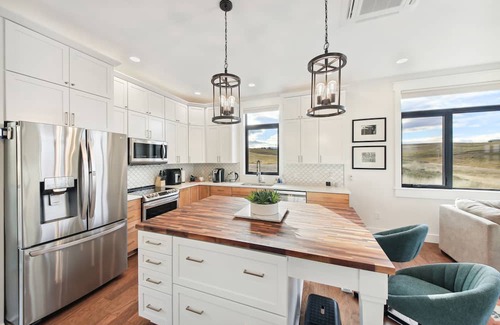 Eureka Cottage | Ideal Eureka Retreat with Spa & Steps to Main St!