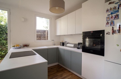Bagnolet House | Cozy House with Balcony and Garden for Family Getaways
