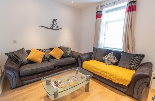 Cwmcarn House | Cozy Roots - Family-Friendly 3 Bedroom Retreat
