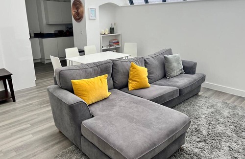 St Albans House | Pass the Keys | Stylish Unique 2 Bed Duplex Apartment with Parking