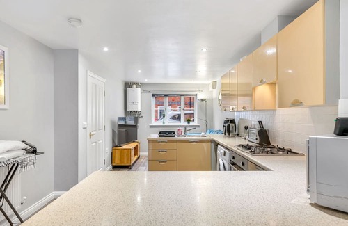 Lincoln House | Waterside View House: Family-Friendly Retreat with Kitchen