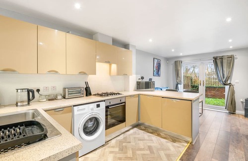 Lincoln House | Waterside View House: Family-Friendly Retreat with Kitchen