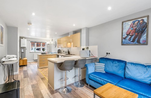 Lincoln House | Waterside View House: Family-Friendly Retreat with Kitchen