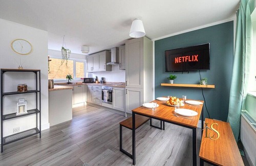 Newcastle-upon-Tyne House | Cozy Getaway at Luke Stays - Hareydene with Breakfast & More