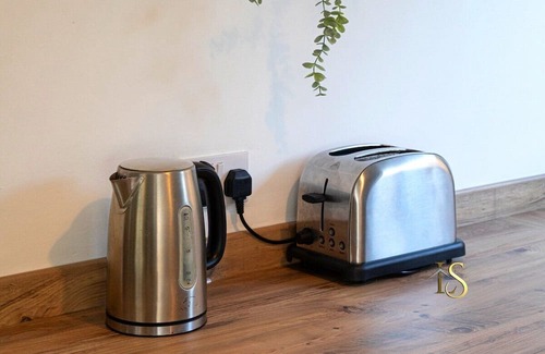 Newcastle-upon-Tyne House | Cozy Getaway at Luke Stays - Hareydene with Breakfast & More