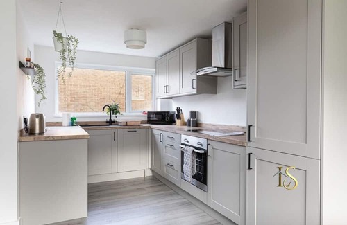 Newcastle-upon-Tyne House | Cozy Getaway at Luke Stays - Hareydene with Breakfast & More