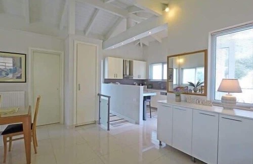 Poros Apartment | Cozy Sunray Studio in Poros - Pet Friendly with Breakfast
