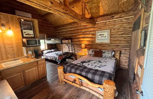 Swan Valley Cabin | Cozy Studio Cabin: Pet-Friendly Retreat for Families
