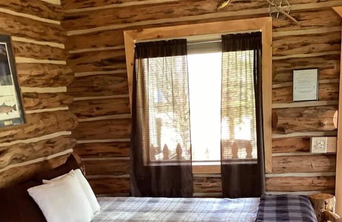 Swan Valley Cabin | Cozy Studio Cabin: Pet-Friendly Retreat for Families