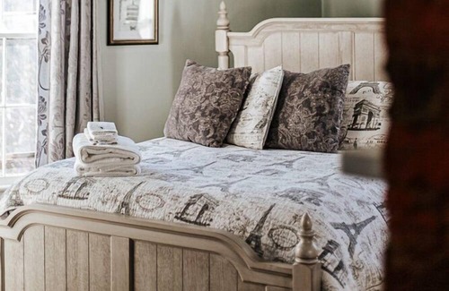 Staunton Apartment | The Bons Amis Suite: Walk Downtown!