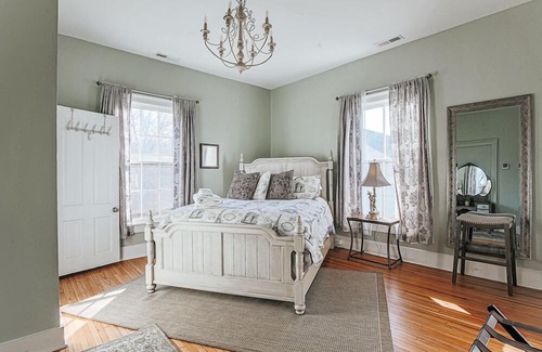 Staunton Apartment | The Bons Amis Suite: Walk Downtown!