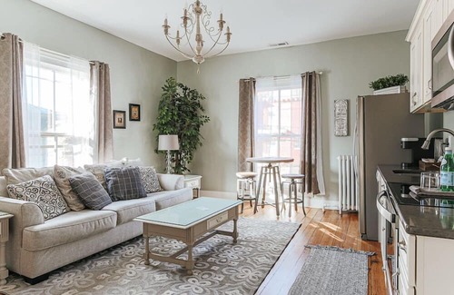 Staunton Apartment | The Bons Amis Suite: Walk Downtown!