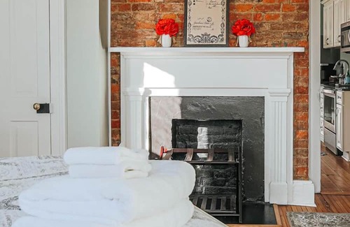 Staunton Apartment | The Bons Amis Suite: Walk Downtown!
