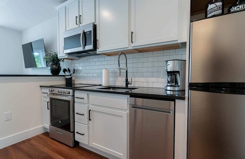 Bellaire Apartment | Walk to Short's Bellaire Studio
